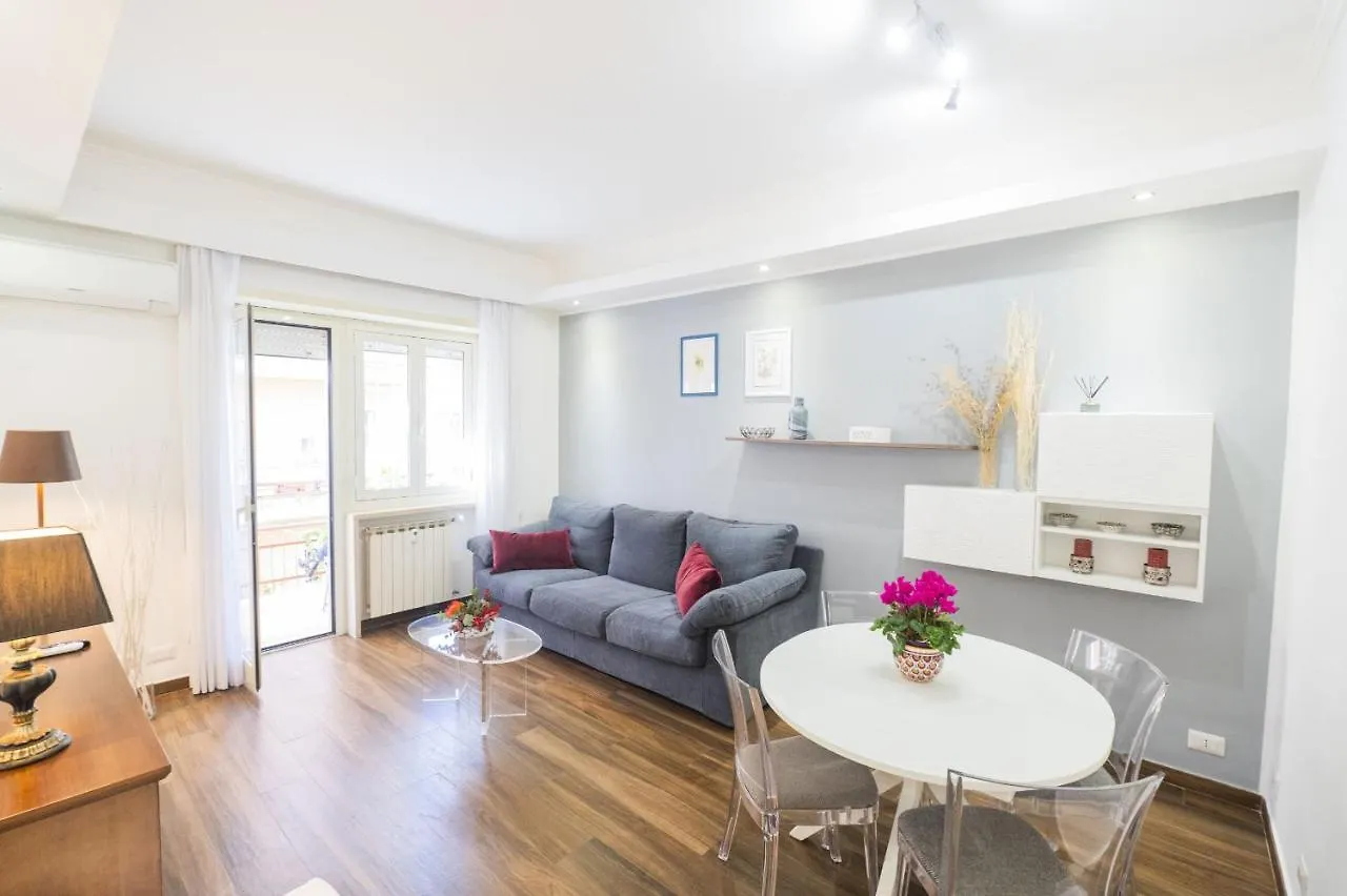 Lovely Design Apartment With Balcony Rome