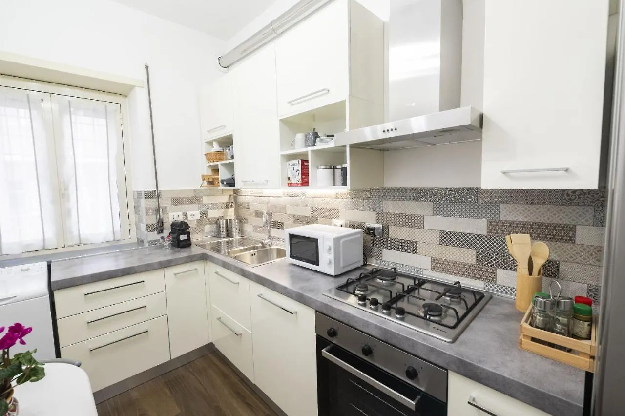 Lovely Design Apartment With Balcony Rome Italy